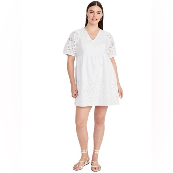 Old Navy Dresses & Skirts - Old Navy V-Neck Eyelet Mini Dress in White Lilies